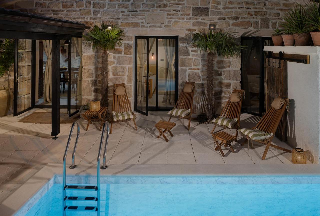 Blacksmith's House - House With Heated Pool Posedarje