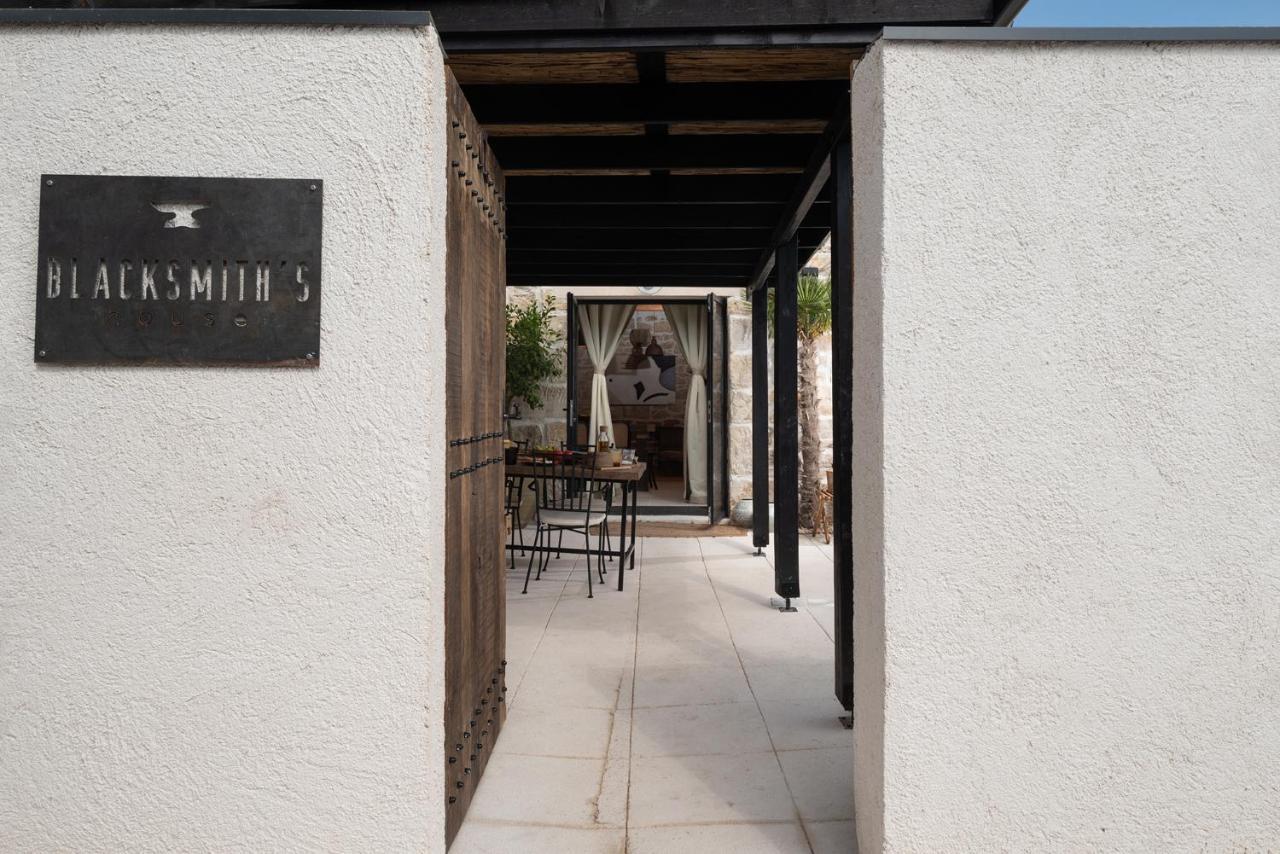 Semesterbostad Blacksmith's House - House With Heated Pool Posedarje