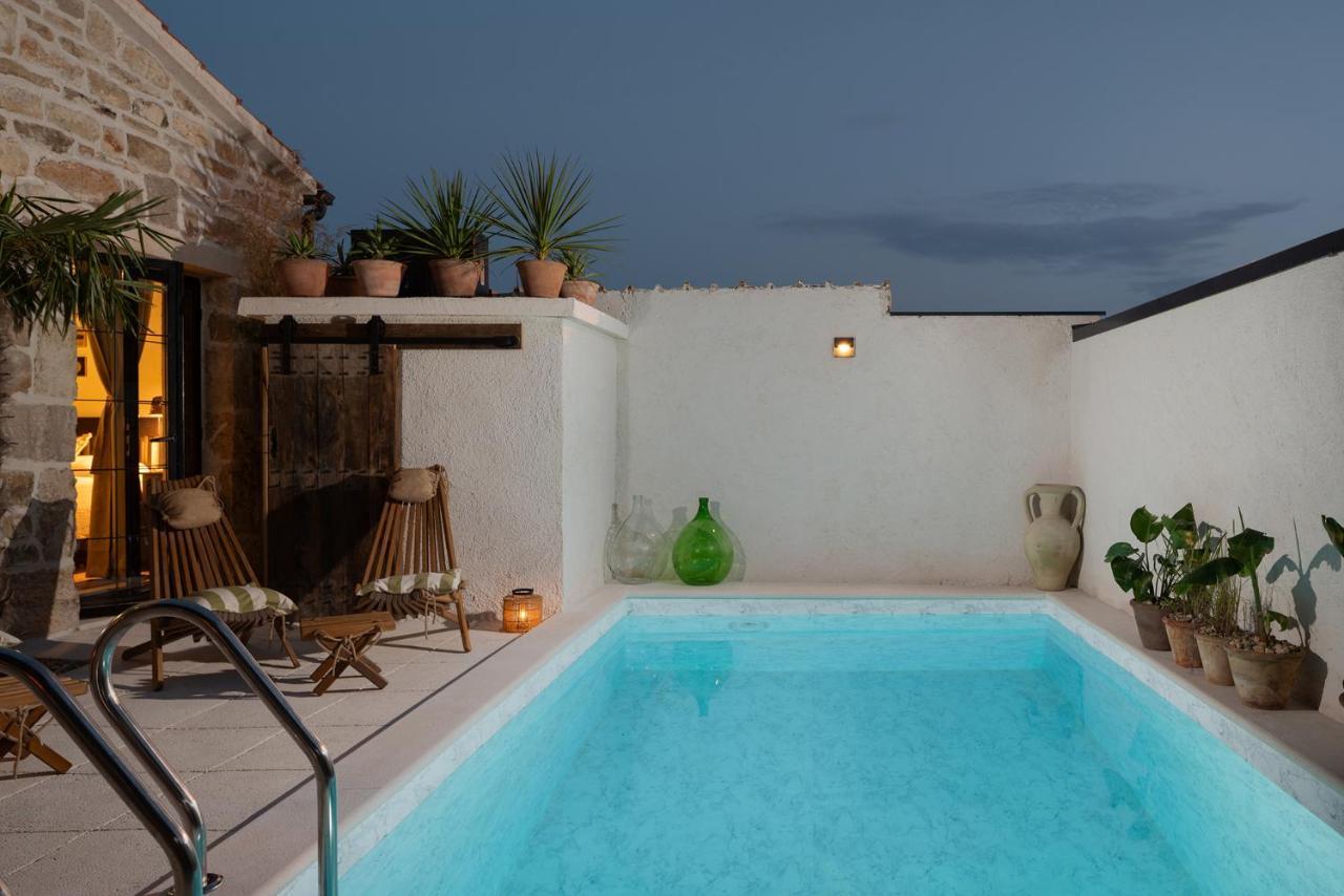 Blacksmith's House - House With Heated Pool Semesterbostad Posedarje